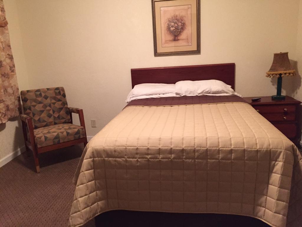 Highland Court Motel 2*